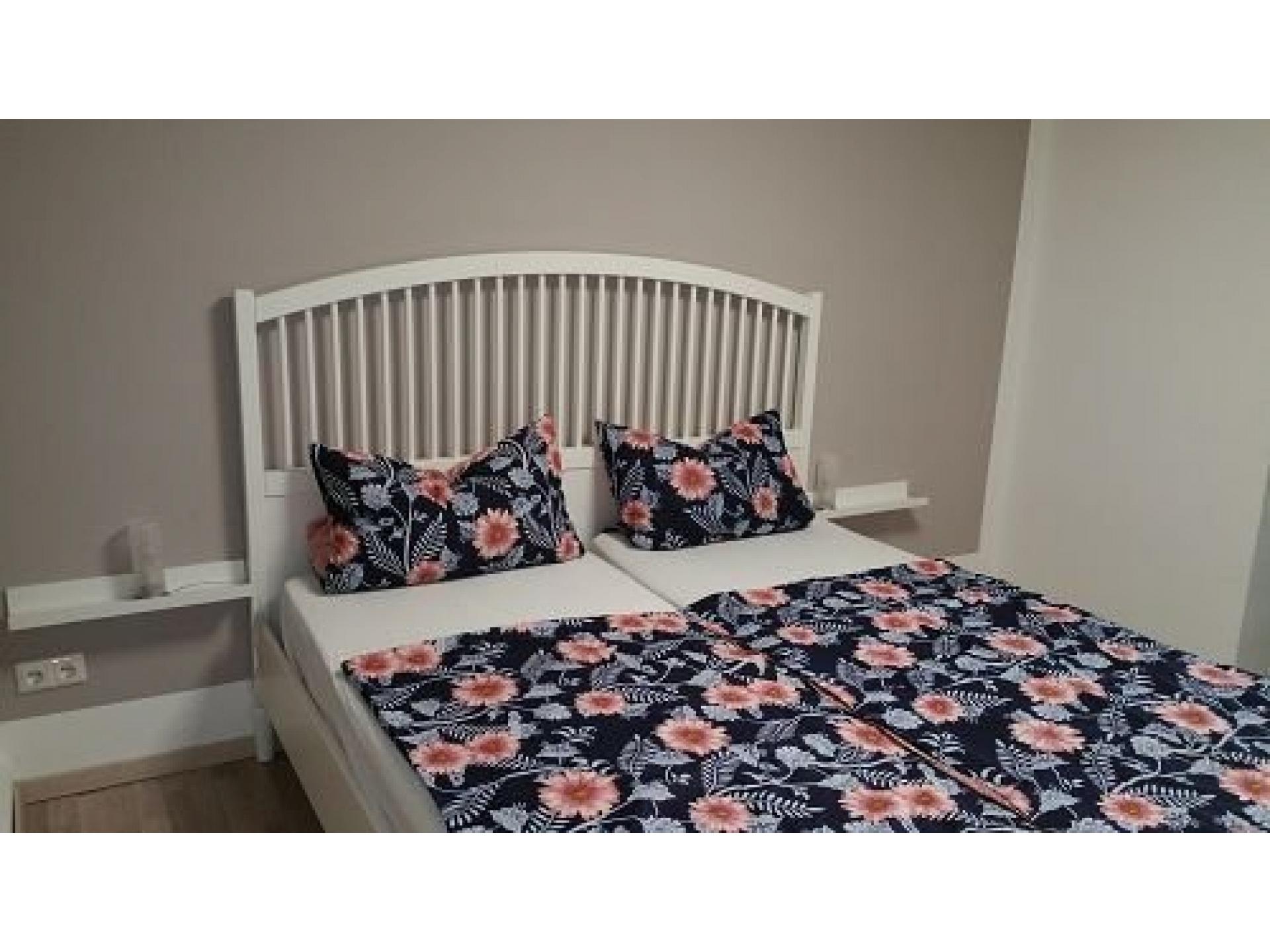 Schlafzimmer 1
